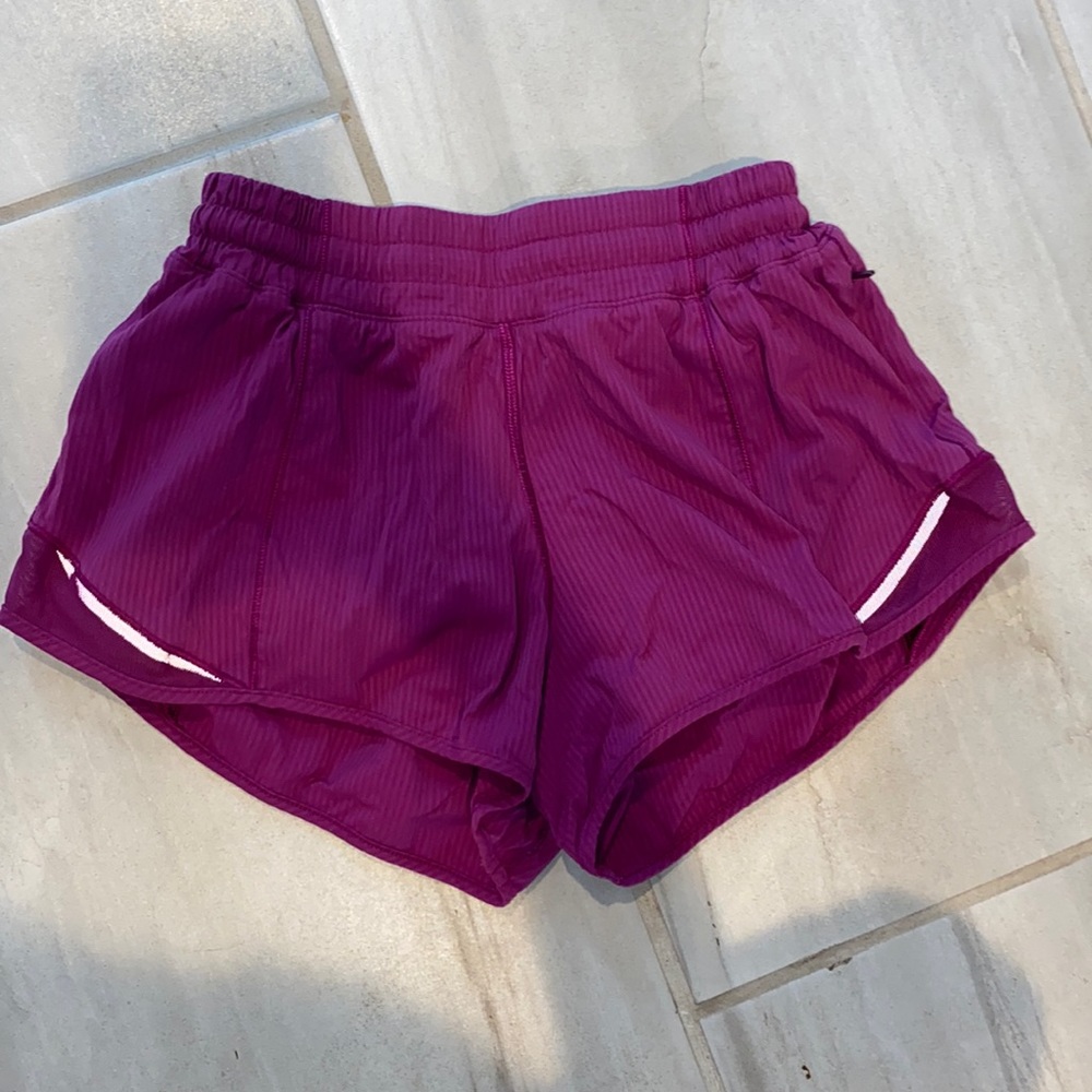 Size 4 Lululemon hotty hot 2.5 shorts